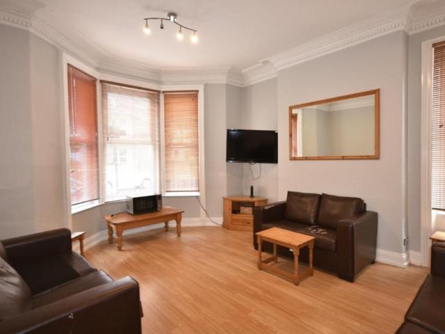 St. Georges Terrace, Jesmond. 7 bed house to rent £5,248 pcm £1,211 pw