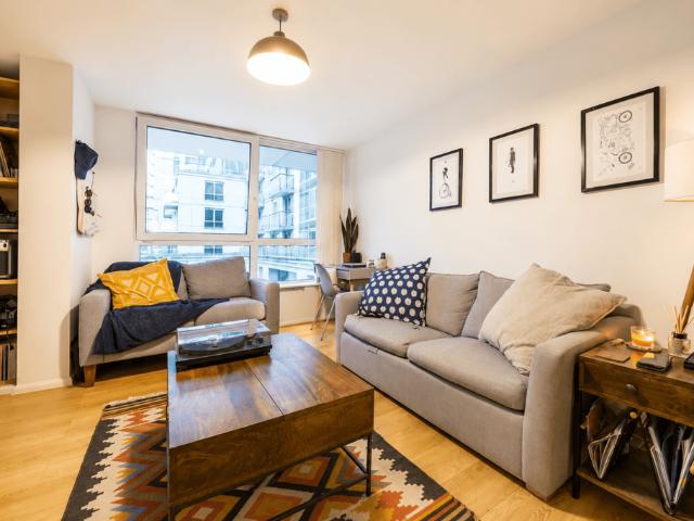 St Georges Wharf, London, SW8 1 bed flat to rent £2,400 pcm £554 pw