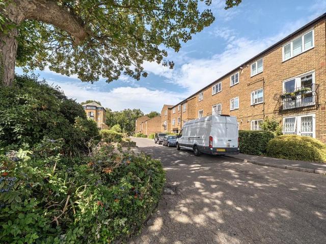 St Gerards Close, Clapham, London, SW4 3 bed terraced house to rent £4,000 pcm £923 pw