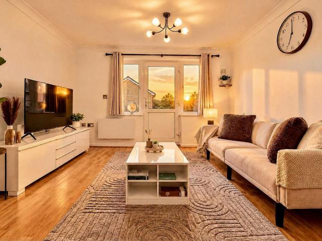 St. Giles Close, Hounslow TW5, 1 bed flat to rent, £1,650 pcm | PrimeLocation