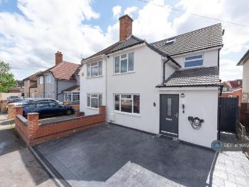 St Heliers Avenue, Hounslow, TW3 5 bed semi detached house to rent £3,350 pcm £773 pw