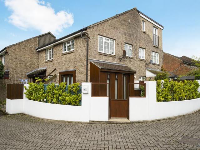 St Hilda's Close, London SW17 2 bed semi detached house to rent £2,400 pcm £554 pw