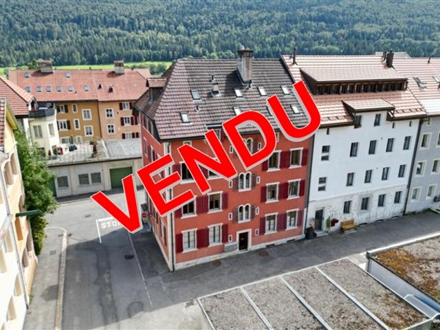 St Imier, Gebäude mit 5 Wohnungen und 4 Garagen