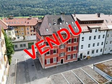 St Imier, Gebäude mit 5 Wohnungen und 4 Garagen