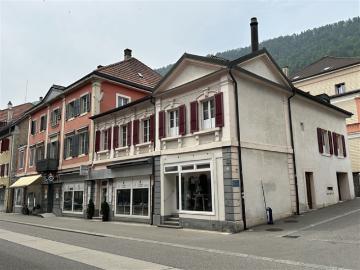 St Imier, Gebäude mit Maisonette, Gewerbegebiet und Garage