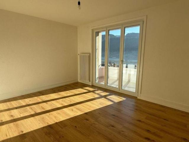 St Imier, joli appartement de 2.5 pièces avec balcon
