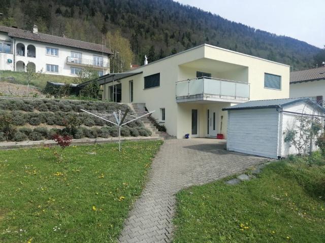 St Imier, joli appartement 2.5 pièces avec terrasse, garage, jardin