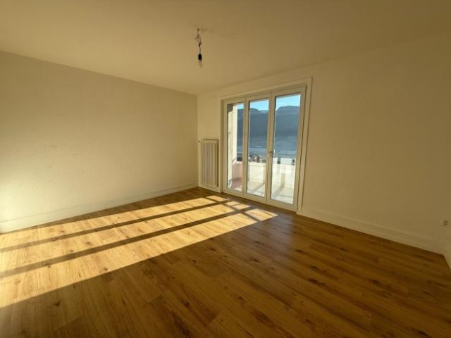 St Imier, schöne 2,5 Zimmer Wohnung mit Balkon