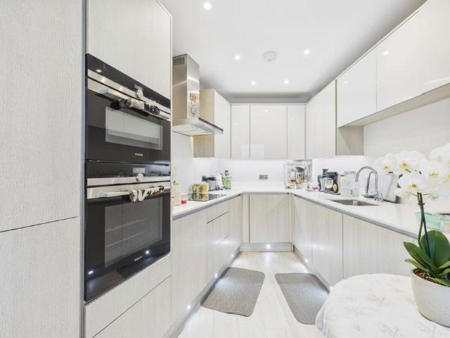 St. Ives Road, Maidenhead, Berkshire. 2 bed flat to rent £1,750 pcm £404 pw