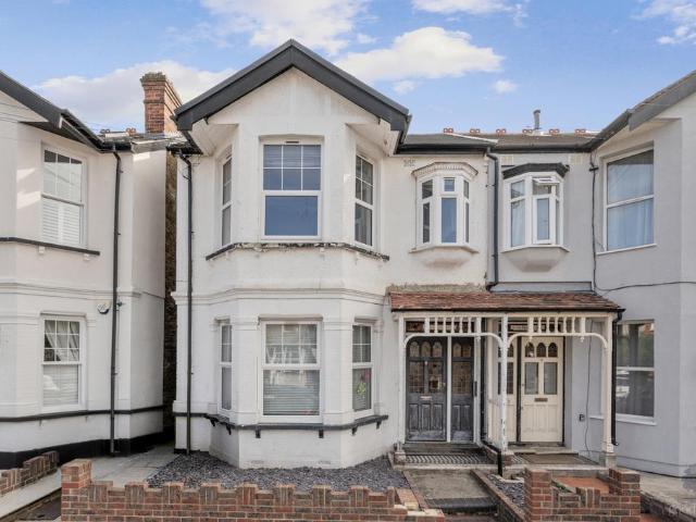 St. James Avenue, Sutton SM1 Studio to rent £1,050 pcm £242 pw