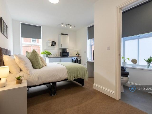 St James Court, Derby, DE1 1 bed in a flat share to rent £550 pcm £127 pw
