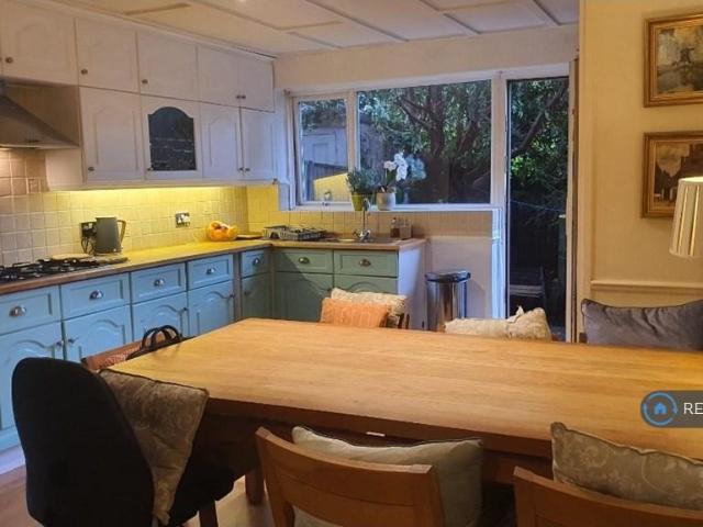 St James Close, New Malden, KT3 1 bed in a house share to rent £1,000 pcm £231 pw