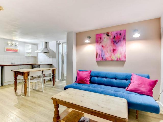St James Gardens, Brighton 2 bed house to rent £4,853 pcm £1,120 pw