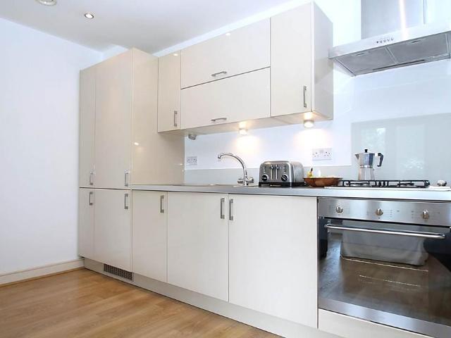 St. James Grove, London, SW11 1 bed flat to rent £1,750 pcm £404 pw