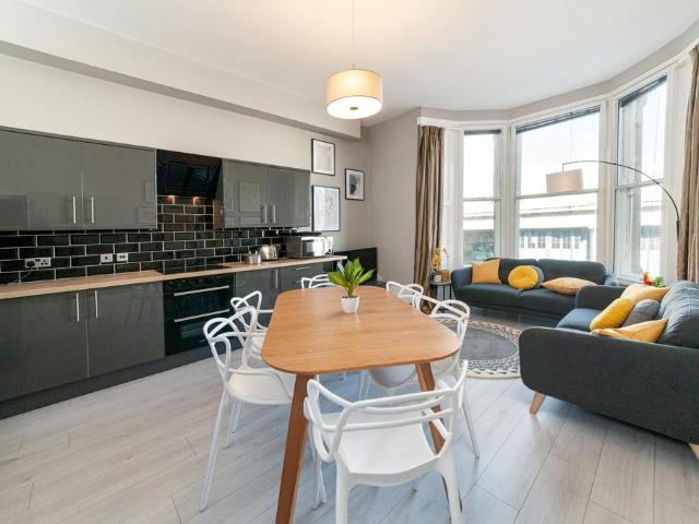 St. James House 3 6 Portland Terrace. 6 bed flat to rent £719 pcm £166 pw