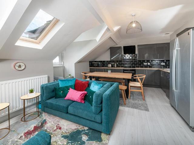 St. James House 3 6 Portland Terrace. 6 bed flat to rent £719 pcm £166 pw