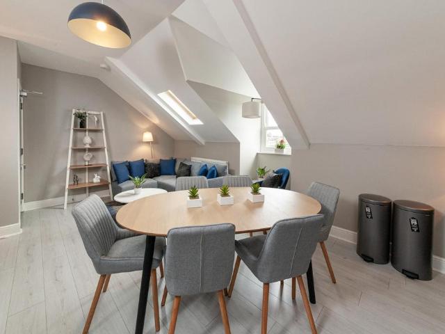 St. James House 3 6 Portland Terrace. 6 bed flat to rent £719 pcm £166 pw