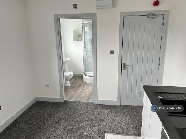 St James Lane, Coventry, CV3 Studio to rent £600 pcm £138 pw