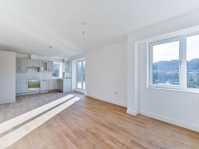 St James Road, Croydon, Purley, CR8 2 bed flat to rent £2,000 pcm £462 pw