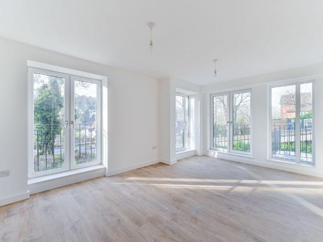 St James Road, Croydon, Purley CR8, 3 bed flat to rent, £2,400 pcm | PrimeLocation