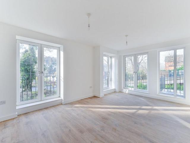 St James Road, Croydon, Purley, CR8 3 bed flat to rent £2,400 pcm £554 pw