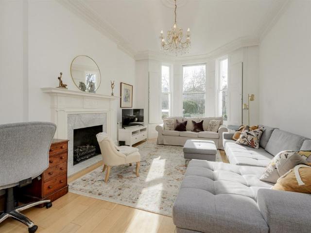 St James's Gardens, London, W11 3 bed flat to rent £9,997 pcm £2,307 pw