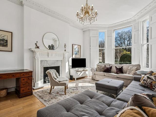 St. James's Gardens, London, W11 3 bed flat to rent £10,000 pcm £2,308 pw