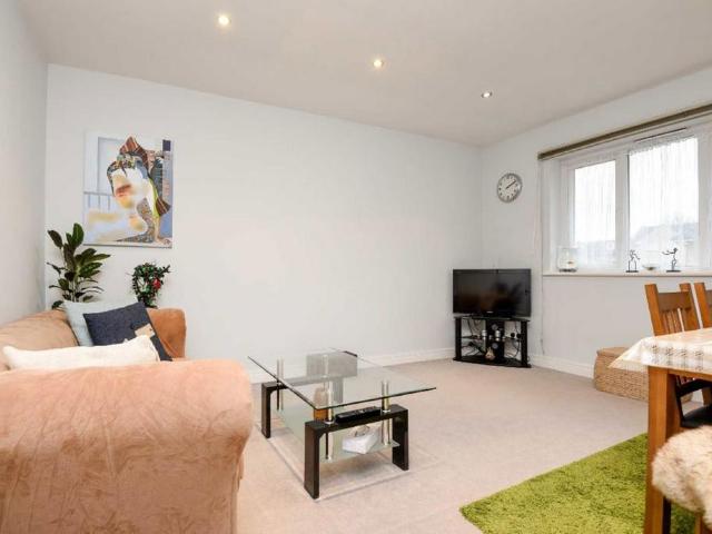 St. James's Drive, London SW12 1 bed flat to rent £2,100 pcm £485 pw