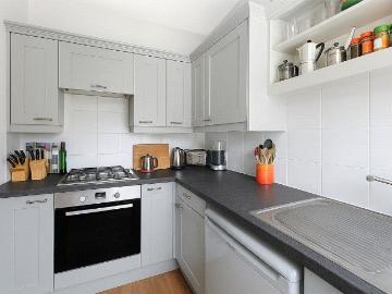 St. James's Drive, London SW17, 2 bed flat to rent, £2,100 pcm | PrimeLocation