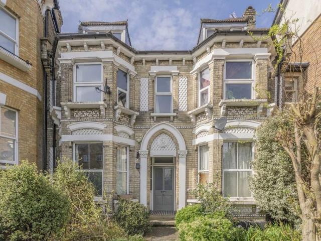 St. James's Drive, London SW17 4 bed flat to rent £4,600 pcm £1,062 pw