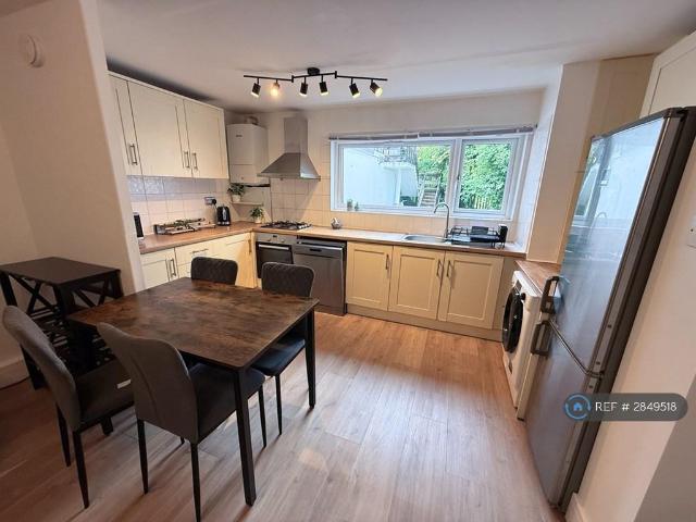 St James's Lane, London, N10 3 bed flat to rent £2,795 pcm £645 pw