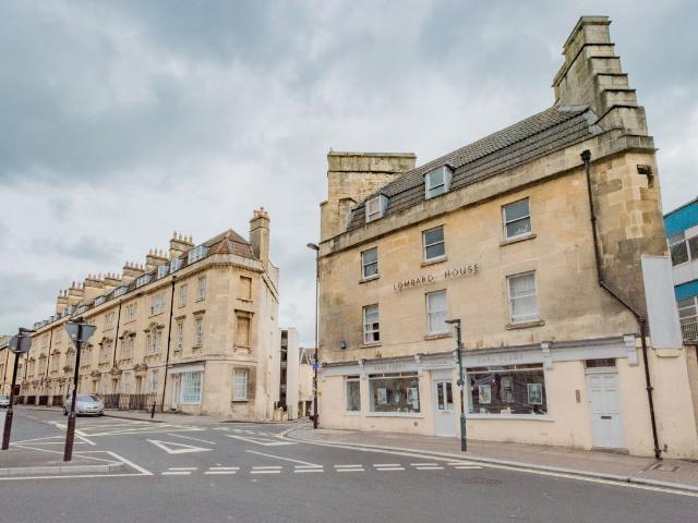 St. James's Parade, Bath BA1, 2 bed flat to rent, £1,350 pcm | PrimeLocation