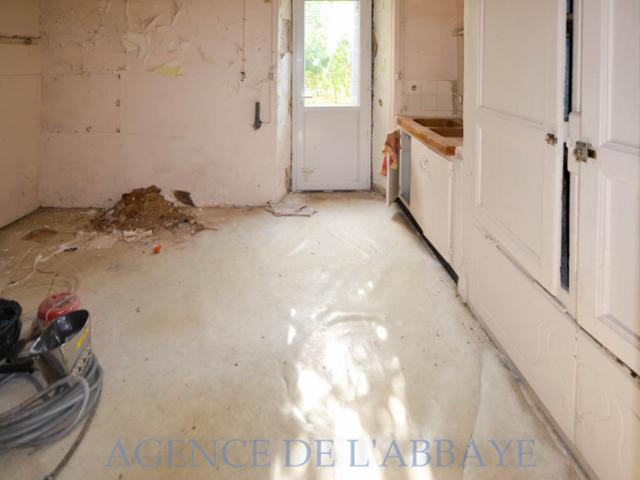 ST JEAN D'ANGELY MAISON A RENOVER 169 M2 + JARDIN 130 M2