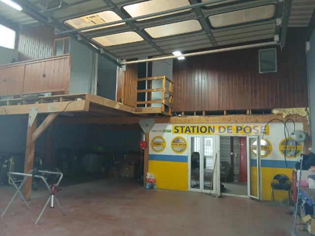 ST JEAN DE MAURIENNE. Dans zone d'activité garage 160 m2: pare brise, pneus Franchise A+Glass