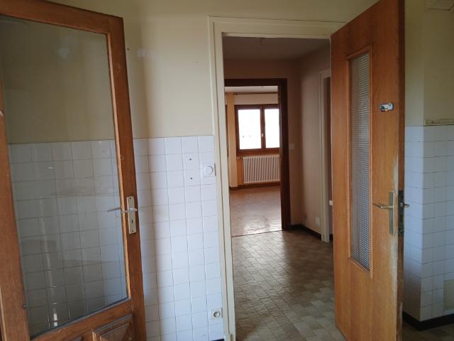 ST JEAN DE MAURIENNE Plein coeur de ville appartement T3 77 m2 à rénover