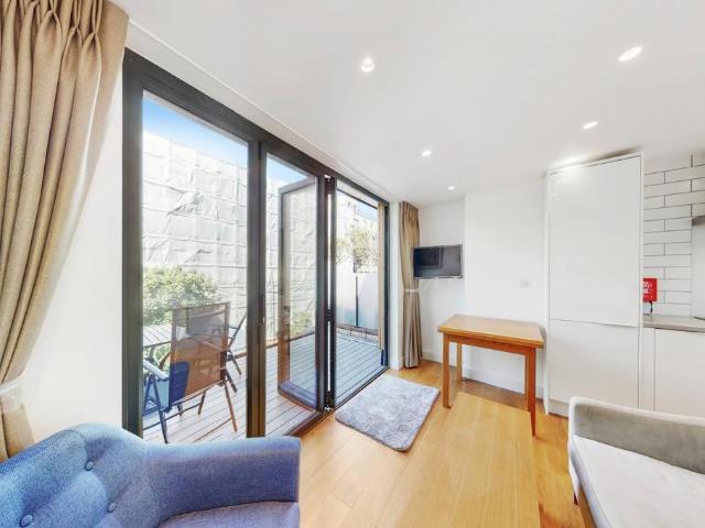 St John Street, EC1V 2 bed apartment to rent £3,400 pcm £785 pw