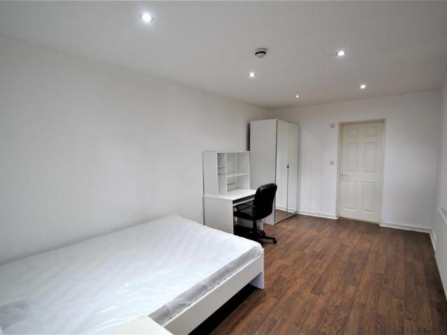 St Johns Terrace, Hyde Park, Leeds. 1 bed apartment to rent £630 pcm £145 pw