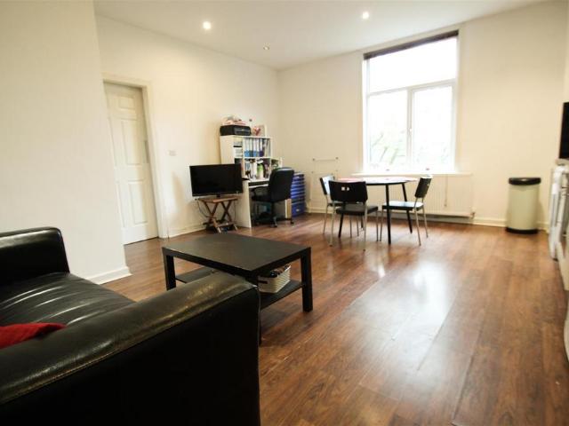St Johns Terrace, Hyde Park, Leeds. 1 bed apartment to rent £675 pcm £156 pw