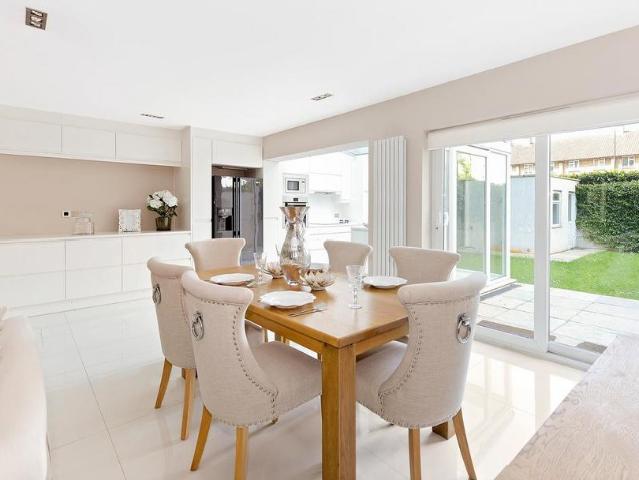 St. Johns Wood Park, London NW8 5 bed mews to rent £10,799 pcm £2,492 pw