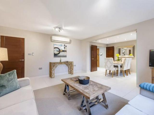 St. Johns Wood Park, London, NW8 3 bed flat to rent £5,633 pcm £1,300 pw