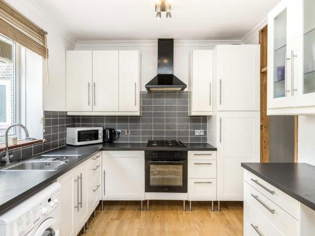 St. John's Drive, London SW18 3 bed flat to rent £2,595 pcm £599 pw
