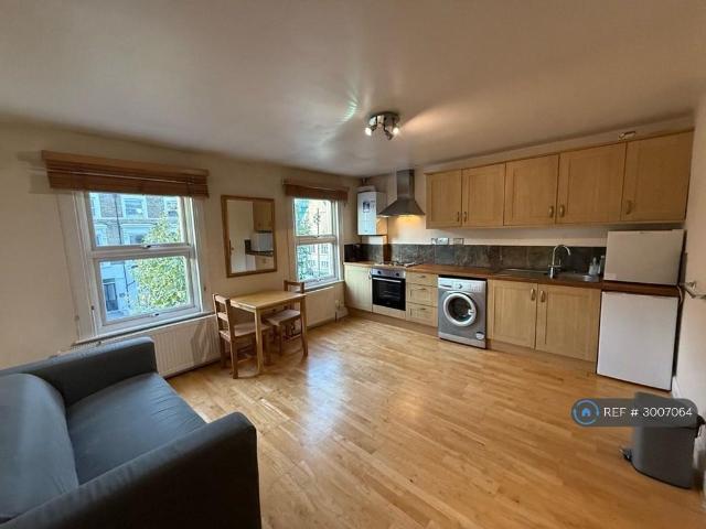 St. John's Hill, London, SW11 1 bed flat to rent £1,800 pcm £415 pw