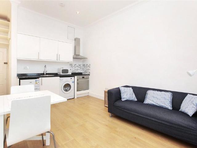 St Johns Hill, London, SW11 1 bed flat to rent £2,450 pcm £565 pw