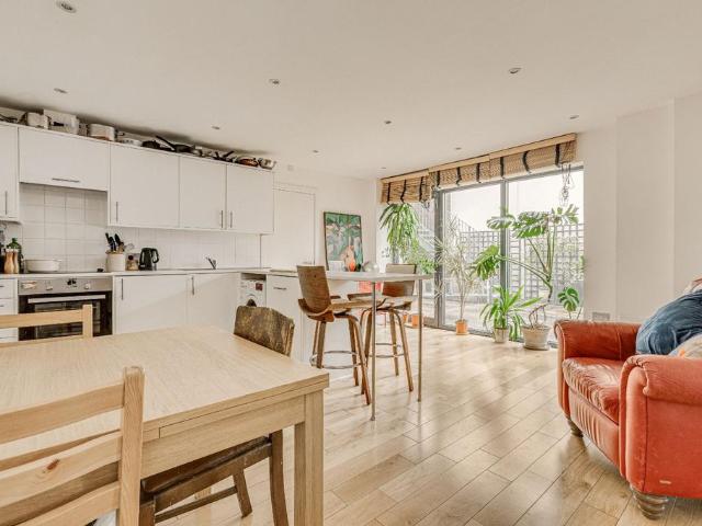 St. John's Hill, London, SW11 2 bed flat to rent £2,700 pcm £623 pw