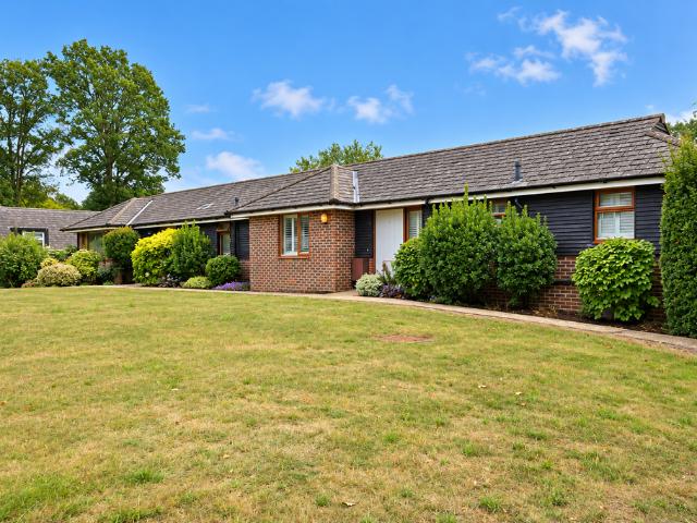 St. Johns Lodge, Woking GU21 2 bed flat to rent £1,650 pcm £381 pw