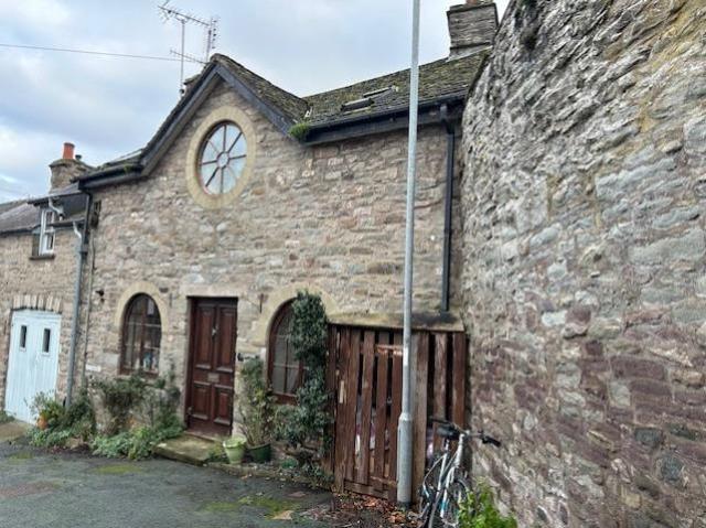St. Johns Place, Hereford, HR3 2 bed terraced house to rent £850 pcm £196 pw