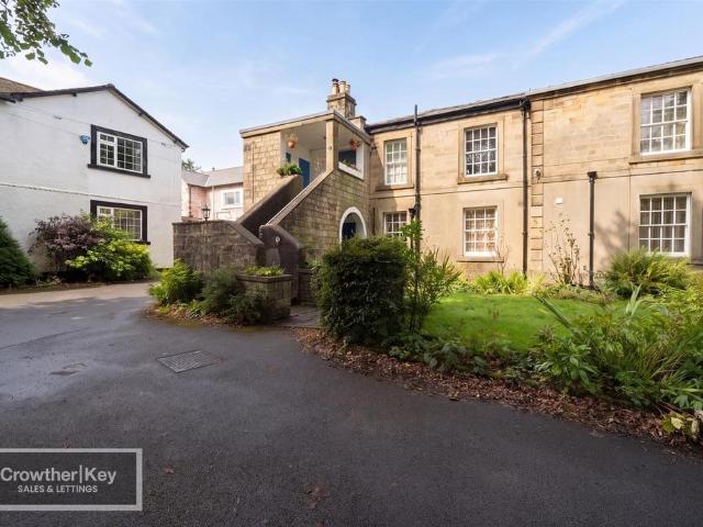 St. Johns Road, Buxton 3 bed apartment to rent £1,650 pcm £381 pw
