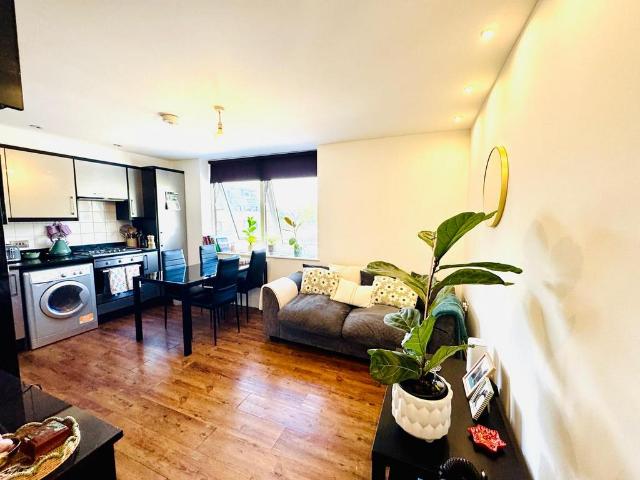 St. Johns Road, Isleworth TW7 1 bed flat to rent £1,550 pcm £358 pw