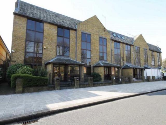 St. Johns Road, Isleworth TW7 Studio to rent £1,300 pcm £300 pw