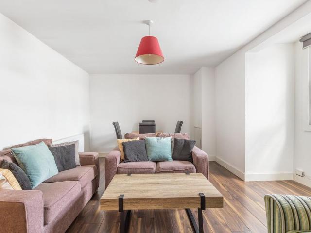 St. John's Road, London, SW11 2 bed apartment to rent £2,600 pcm £600 pw